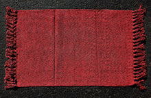 Red and black speck Fringe Under-Mat